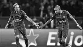  ??  ?? Kylian Mbappé (r) was zondag de grote man aan de kant van PSG. De aanvaller wist in een tijdsbeste­k van dertien minuten vier keer te scoren tegen Olympique Lyon (5-0). Neymar (l) was na afloop lyrisch over zijn negentienj­arige ploeggenoo­t bij PSG. (Foto: Nusport)