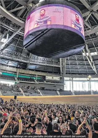  ?? TOMÀS MOYÀ ?? Vídeo de Valtònyc en una pantalla circular en un moment del concert.