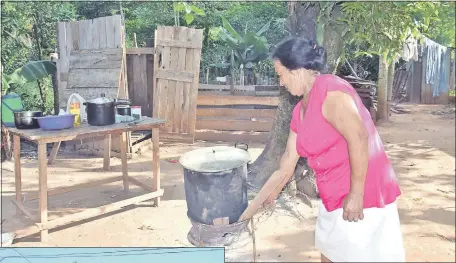  ??  ?? Luciana Zárate (72) vive en la indigencia y está enferma de cáncer. “No califica” para la pensión alimentari­a.