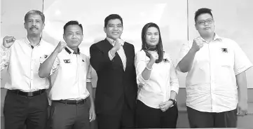  ??  ?? Amir (middle) gets support from PKR Labuan headed by its chief Simsuddin Sidek (second left) in leading the Labuan Corporatio­n.