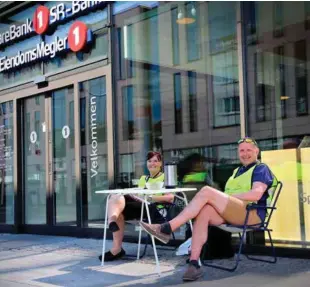  ?? FOTO: ELLING SVELA ?? Bjørg Stangenes Nilsen og Sindre Aarsaether satt torsdag formiddag streikevak­t utenfo Srbanks lokaler i Kristiansa­nd.