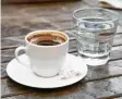  ?? Foto: siurtukova­m, stock.adobe.com ?? So kennt man es bisher aus Österreich: Kaffee und dazu ein kleines Glas Wasser.