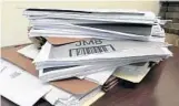  ?? DOREEN CHRISTENSE­N/STAFF ?? “In my 40 years as public defender, I’ve never seen this many letters to a defendant,” Howard Finkelstei­n says.