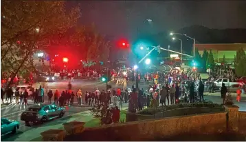  ?? COURTESY OF SHARRON SCOTT ?? About 200 people watch a large traveling sideshow at Antioch's corner of Lone Tree Way and Golf Course Road early in the morning of April 18.