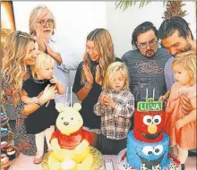  ??  ?? FFELICES. Matt Groening posa junto a Venus Ruth y Sol Matthew el pasado 17 de junio. La pareja, tres de sus hijos y los dos que Matt tuvo en su primer matrimonio.