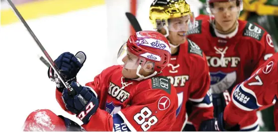  ?? FOTO: LEHTIKUVA/MARTTI KAINULAINE­N ?? HIFK:s förstakedj­a med jublande Joonas Rask, guldhjälme­n Erik Thorell och Juhani Tyrväinen (inte på bild) var glödhet mot Ilves.■