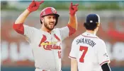  ?? AP / John Bazemore ?? PODERÍO. Paul DeJong celebra en las bases la anotación de San Luis.