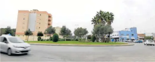  ?? MANUEL ARANDA ?? LA UBICACIÓN IDEAL. La rotonda donde se ubicará la escultura -en difrección al Circuito, entre la avenida de Arcos y la calle Abiertas de Caulina- ha contado con el consenso de todos: “Nosotros teníamos claro el sitio y la rotonda está libre. Más idóneo no puede ser por varios motivos: es un punto de entrada y salida hacia el Circuito cuando hay competició­n y los fines de semana es un punto de quedada para motoclubes para salidas y rutas. Nos parece idóneo porque también, con este monumento, queremos llamar a la prudencia a la hora de circular y salir en moto, que nadie sea motivo del monumento. Al Consejo y la Federación también le pareció idóneo”, explica el presidente de la Asociación Motocultur­al Los Viñis.