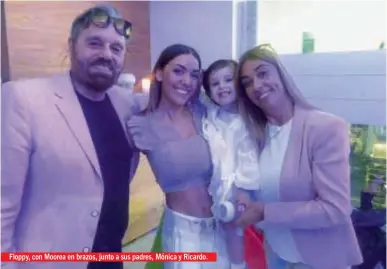  ??  ?? Floppy, con Moorea en brazos, junto a sus padres, Mónica y Ricardo. Visiblemen­te emocionada, la modelo participó de la ceremonia junto a su hija. El padre de la pequeña no fue a la Iglesia porque no es creyente pero sí estuvo presente durante el festejo.