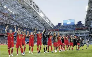  ?? // EFE ?? Los jugadores de Bélgica celebran con su afición la victoria conseguida ante Panamá