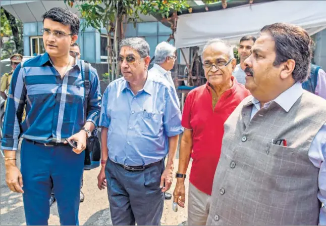  ??  ?? (L-R) Sourav Ganguly, former BCCI president N Srinivasan, ex-secretary Niranjan Shah and former IPL chairman Rajeev Shukla at the BCCI headquarte­rs in Mumbai on Monday.
AFP