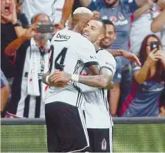  ??  ?? Quaresma estreou-se a marcar após passe de Talisca