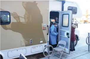  ?? RENÉ JOHNSTON TORONTO STAR FILE PHOTO ?? The Anishnawbe mobile healing unit offered curbside COVID-19 testing in December. Indigenous people in Toronto face a disproport­ionate burden of barriers to accessing health services.