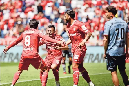  ?? ?? JUGADORES DE Toluca celebran el gol de Jean Meneses
