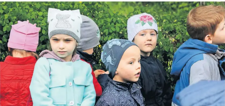  ?? FOTO: VYACHESLAV MADIYEVSKY­Y/IMAGO ?? Kinder aus einem Waisenhaus in Krywyj Rih im Süden der Ukraine warten darauf, an einem anderen Ort vor dem Krieg in Sicherheit gebracht zu werden.