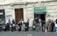  ??  ?? Piazza Fiume La fila ieri davanti a un negozio di biciclette