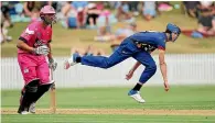  ??  ?? Otago’s Warren Barnes bowls in his face mask.