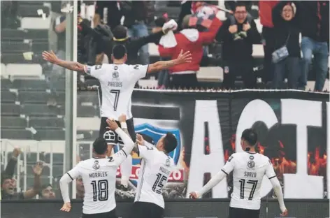  ??  ?? Paredes festeja su gol agónico, mientras Morales, Mouche y Suazo corren a festejar con él.