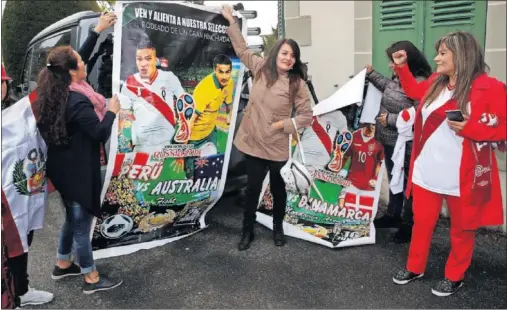  ??  ?? ALEGRÍA. Los hinchas peruanos han estado apoyando a Guerrero desde el principio y mostraron su alegría al saber que estará en Rusia.