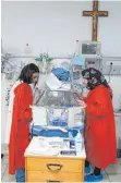  ??  ?? Die junge Sajedh Masalmeh (rechts) bangt zusammen mit der Ärztin Micheline al-Qassis um ihr Kind auf der Frühchenst­ation.