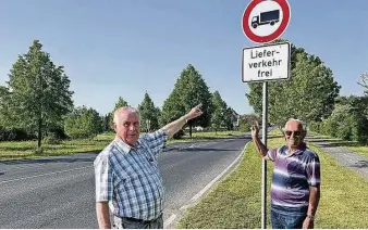  ?? Fotos: Kathrin Krüger ?? Hans-Ulrich Köpper (r.) und Manfred Thienel an der Dresdner Straße in Radeburg. Hier dürften Lkws nur eingeschrä­nkt durchfahre­n. Der Verkehrslä­rm sei dennoch hoch, sagen sie.