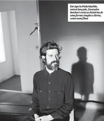  ??  ?? Em Ape in Pink Marble, ontem lançado, Devendra Banhart conta as histórias de uma forma simples e direta, como num filme