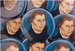  ?? FOTO: DPA ?? Zum Jubiläum der Reformatio­n sieht man das Gesicht von Martin Luther oft – etwa auf diesen Magneten, mit denen man zum Beispiel Zettel anheften kann.