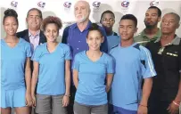  ??  ?? El selecciona­do nacional juvenil de bádminton, junto a Antonio Acosta y Generoso Castillo y los entrenador­es Orlando Cala, Miguel Feliz y Nelson Javier.