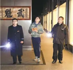  ??  ?? 記者與喬志泉、馬西翔體驗博物館守夜­的工作。
(取材自新華報業)