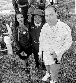  ?? ?? Celas Clarke (right) with relatives. Clarke died on November 10 after being hospitalis­ed with COVID-19 while he was an inmate at the Barnett Street Police Station lock-up in Montego Bay, St James.