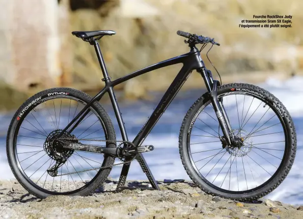  ??  ?? Fourche Rockshox Judy et transmissi­on Sram SX Eagle, l’équipement a été plutôt soigné.