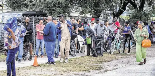  ?? PEDRO PORTAL pportal@miamiheral­d.com ?? Local volunteer groups pick up food that would have been thrown out at restaurant­s, hotels and events and distribute it for free to people in food deserts.