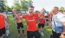  ?? FOTO: VOLKER STROHMAIER ?? Riesengroß­e Freude bei David Frank (Mi.) und Trainer Thomas Gadek (re.): Oberzell spielt in der kommenden Saison in der Landesliga.