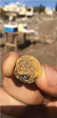  ?? (Gilad Chinmon/Israel Antiquitie­s Authority) ?? THE 1,200-YEAR-OLD coin discovered by two students.