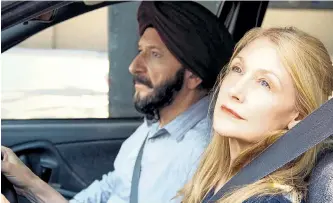  ?? Foto: Thimfilm ?? Auch wenn der Blick noch nicht nach vorn gerichtet ist, stimmt die Richtung: Patricia Clarkson und Ben Kingsley in „Learning to Drive“.