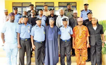  ?? Photo: FMI&C ?? Minister of Informatio­n and Culture, Alhaji Lai Mohammed (middle); Kwara State Police Commission­er, Ado Lawan (3rd left) and other senior police officers, during the minister’s visit to the state police command in Ilorin yesterday, over the recent...
