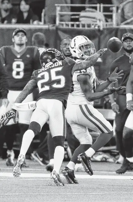  ?? Brett Coomer / Staff photograph­er ?? Colts WR T.Y. Hilton beats Texans safety Kareem Jackson for a fourth-quarter catch. Hilton angered the Texans before the game when he wore a clown mask on the sideline in response to CB Johnathan Joseph saying Hilton’s trash talk was for “clowns.”