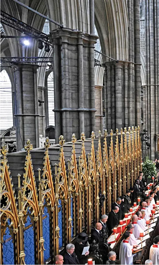  ?? ?? Magnificen­t chorus: Amid the gothic splendour of Westminste­r Abbey, the Queen’s coffin is carried