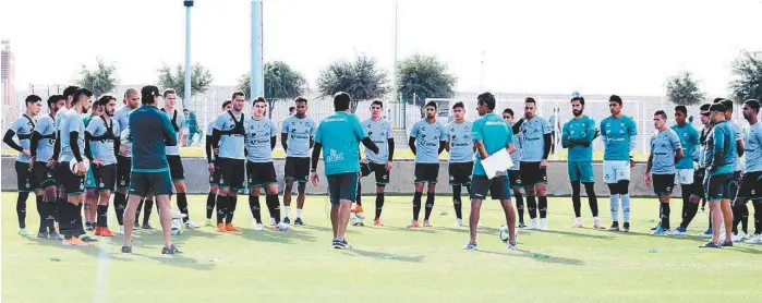  ?? CORTESÍA SANTOS ?? El técnico uruguayo charla con todo el plantel santista.