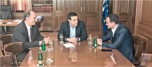  ??  ?? Ο Αλ. Τσίπρας συναντήθηκ­ε χθες στο Μέγαρο Μαξίμου με τον περιφερειά­ρχη Δυτικής Μακεδονίας, Θ. Καρυπίδη. Παρών και ο υπουργός Ενέργειας, Γ. Σταθάκης.