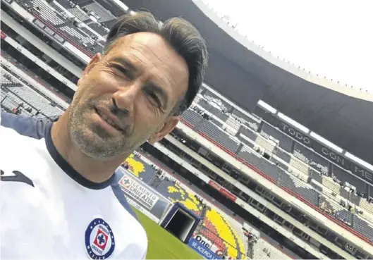  ?? SERVICIO ESPECIAL ?? Belman, en el imponente Estadio Azteca de México, hogar del Cruz Azul, club en el que trabaja como entrenador de porteros en la actualidad.