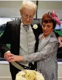  ??  ?? > Maureen, 75, and Glyn Davies, 72, cutting their cake