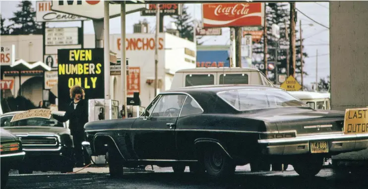  ?? — U.S. NATIONAL ARCHIVES FILES ?? Long lineups at gas pumps and short tempers among motorists were common occurrence­s during the 1973 oil embargo brought on by OPEC.