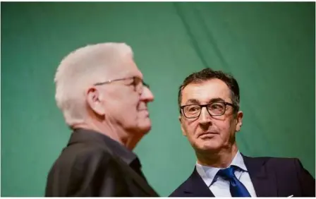  ?? Foto: Marijan Murat/dpa ?? Von Waschlappe­n bis zu den Rolling Stones: Ministerpr­äsident Winfried Kretschman­n und Bundesagra­rminister Cem Özdemir sorgten bei den Grünen in Biberach für Stimmung.