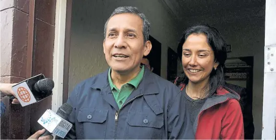  ?? AP ?? En libertad. El ex presidente Humala y su esposa Nadine Heredia. Estarán en libertad mientras continúa la investigac­ión en su contra.