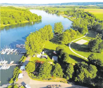  ?? FOTO: MARTIN BAUCH ?? Verlockend ist der Bucher Stausee an einem schönen Tag. Jetzt darf man auch ganz offiziell dort wieder baden. Allerdings ohne Aufsicht durch die DLRG.