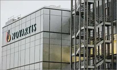  ?? ARND WIEGMANN / REUTERS ?? Un edifici d’oficines del grup Novartis a Suïssa