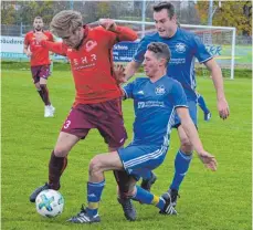  ?? FOTO: KLAUS EICHLER ?? Marius Diem (rechts) und Stefan Hutterer (dahinter) vom TSV Heimenkirc­h machten Christian Hepp (links) und dem TSV Berg das Leben lange Zeit schwer.