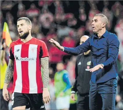  ?? FOTO: JUAN ECHEVERRÍA ?? En San Mamés Iñigo Martínez, junto a Gaizka Garitano en el partido del domingo ante Osasuna