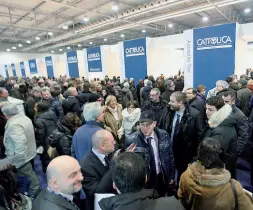  ??  ?? Porte chiuse Soci all’ingresso dell’assemblea di Cattolica: oggi sarà a distanza